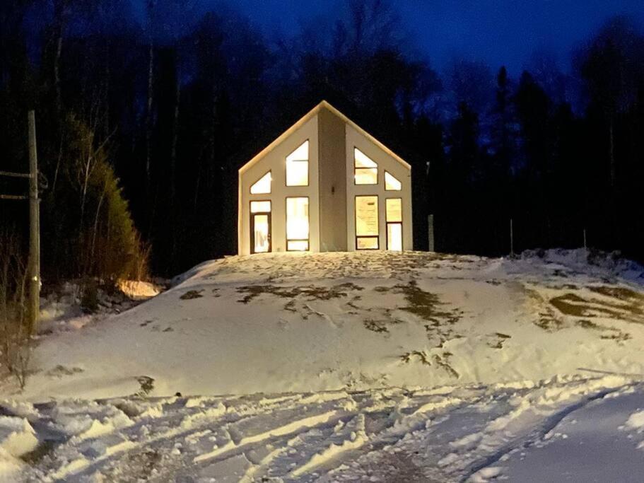 Le Jarret Noir! Chalet Neuf En Nature Spa/Vue Lac Villa Pohenegamook Exterior photo